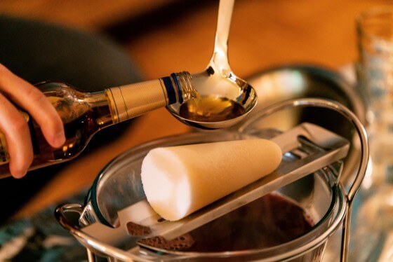 Rum mit Schöpfkelle über Zuckerhut
