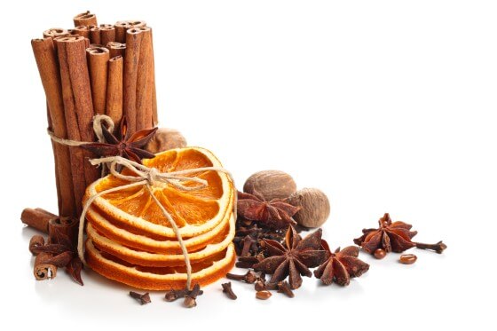 Zimtstangen Orangen Sternanis Gewürznelken